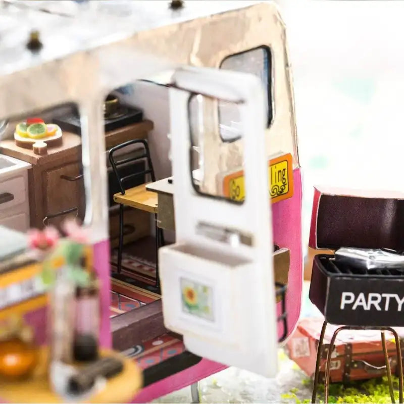 Miniature House Jane's Caravan